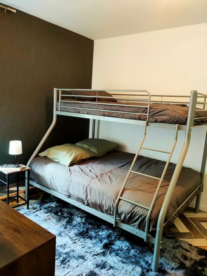 Lit superposé : 2 personnes en bas (140x220) + 1 personne en haut (90x200) + commode+ placard