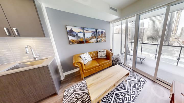 Modern Central Location Junior 2 Bedroom Suite - Toronto