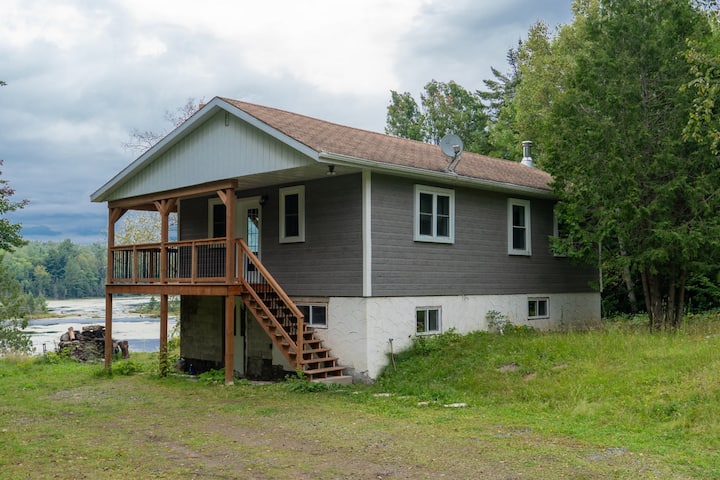 Charming Waterfront Getaway - Near Saint-sauveur - Saint-Hippolyte
