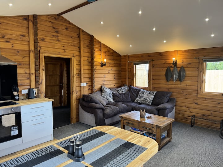 Oak Tree Cabins - Pine Lodge - Shropshire