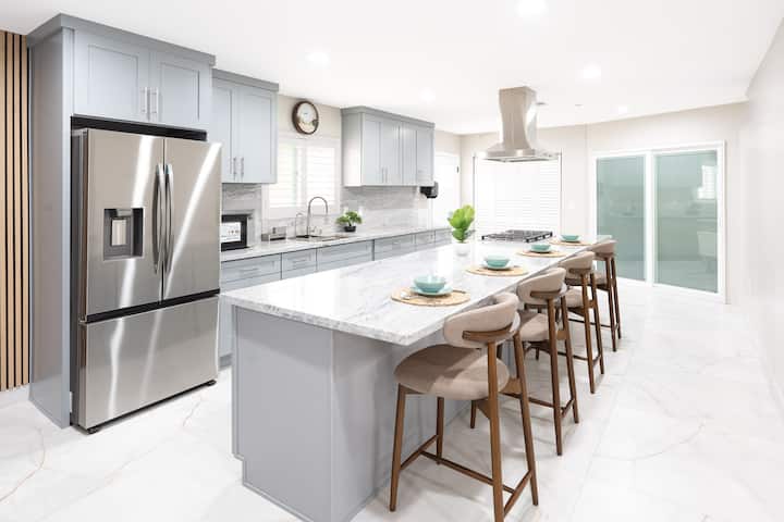 Massive Cali Mansion 5 Beds / 5 Baths ~ Sleeps 13! - Garden Grove, CA