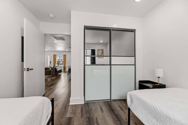 Helles Zweibettzimmer mit modernem Schiebeschrank und sauberem, luftigem Design