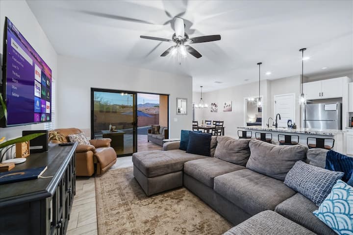 Tiki Escape: 4 Bed, Modern, Family Friendly + Pool - Lake Havasu City, AZ