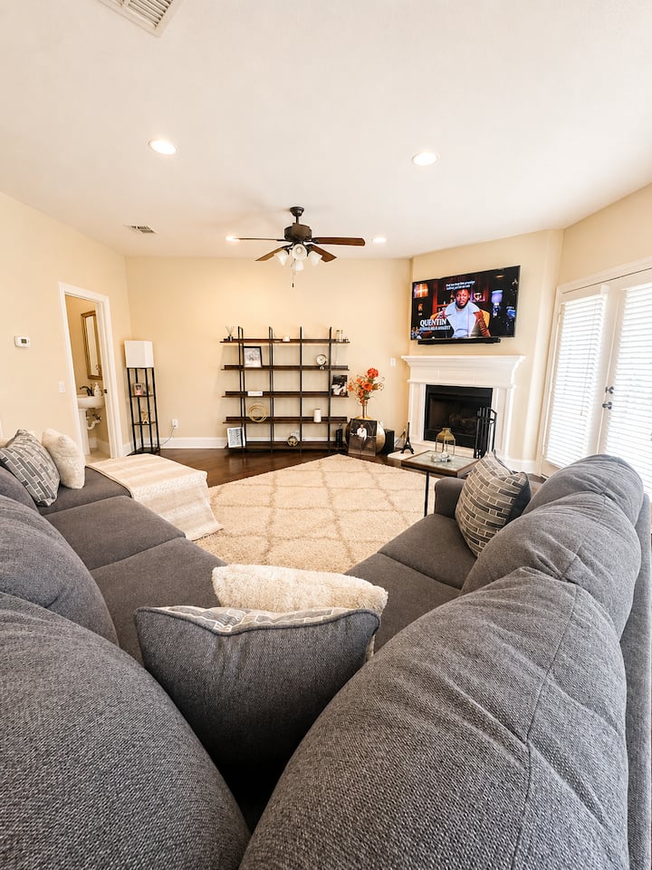 Cozy Stay | 13 Mins To At&t | 2 Bd 2 Ba | Pool - Grand Prairie, TX