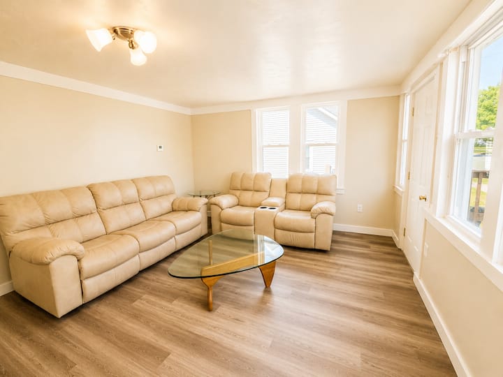 Spacious & Bright 3br Getaway Near Everything - Fond du Lac, WI