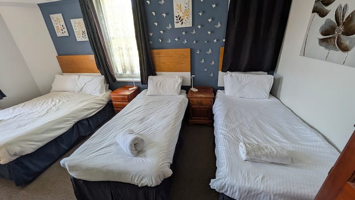Self Contained Unit, 3 Beds Near Airport - Slough