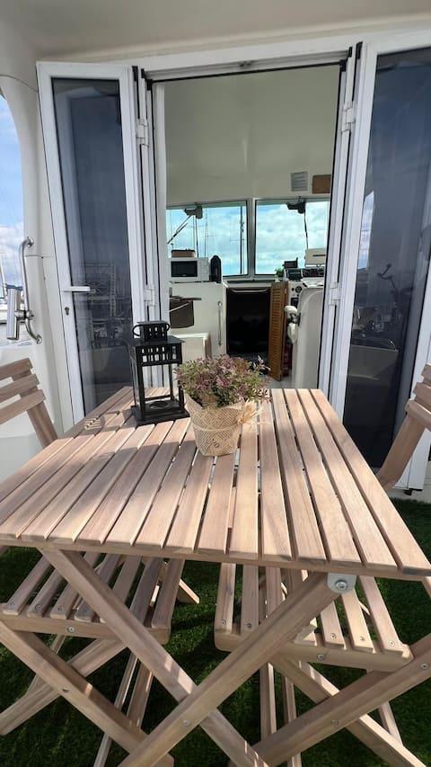 Successful Airbnb property: Exclusive Boat Stay on the Tagus in Parque Das Nações