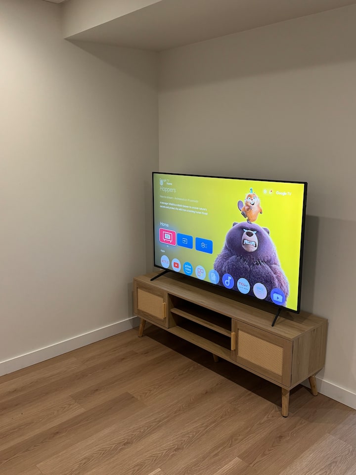 Newly Renovated Private Suite | Free Parking - Surrey