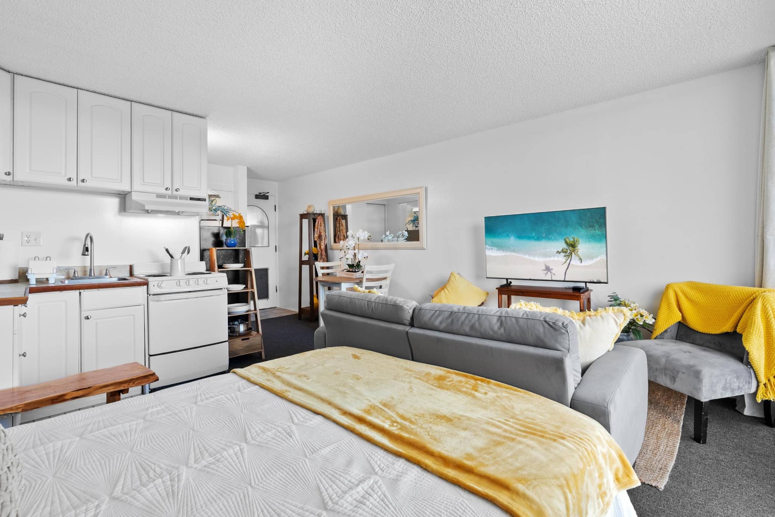 Hilo Lagoon Studio - A/C, Wi-Fi, Pool, Park Views! - Photo 18