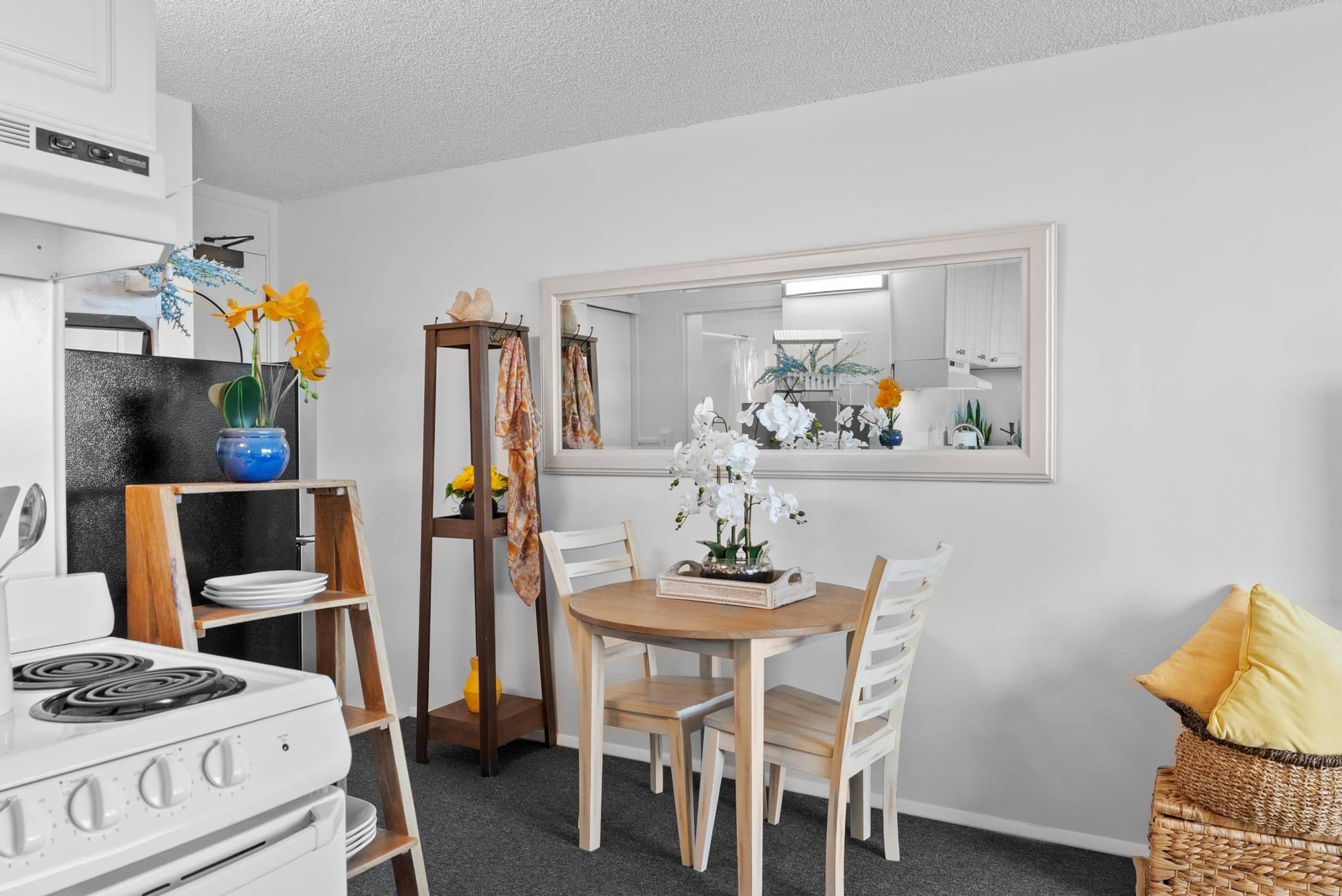 Hilo Lagoon Studio - A/C, Wi-Fi, Pool, Park Views! - Photo 11