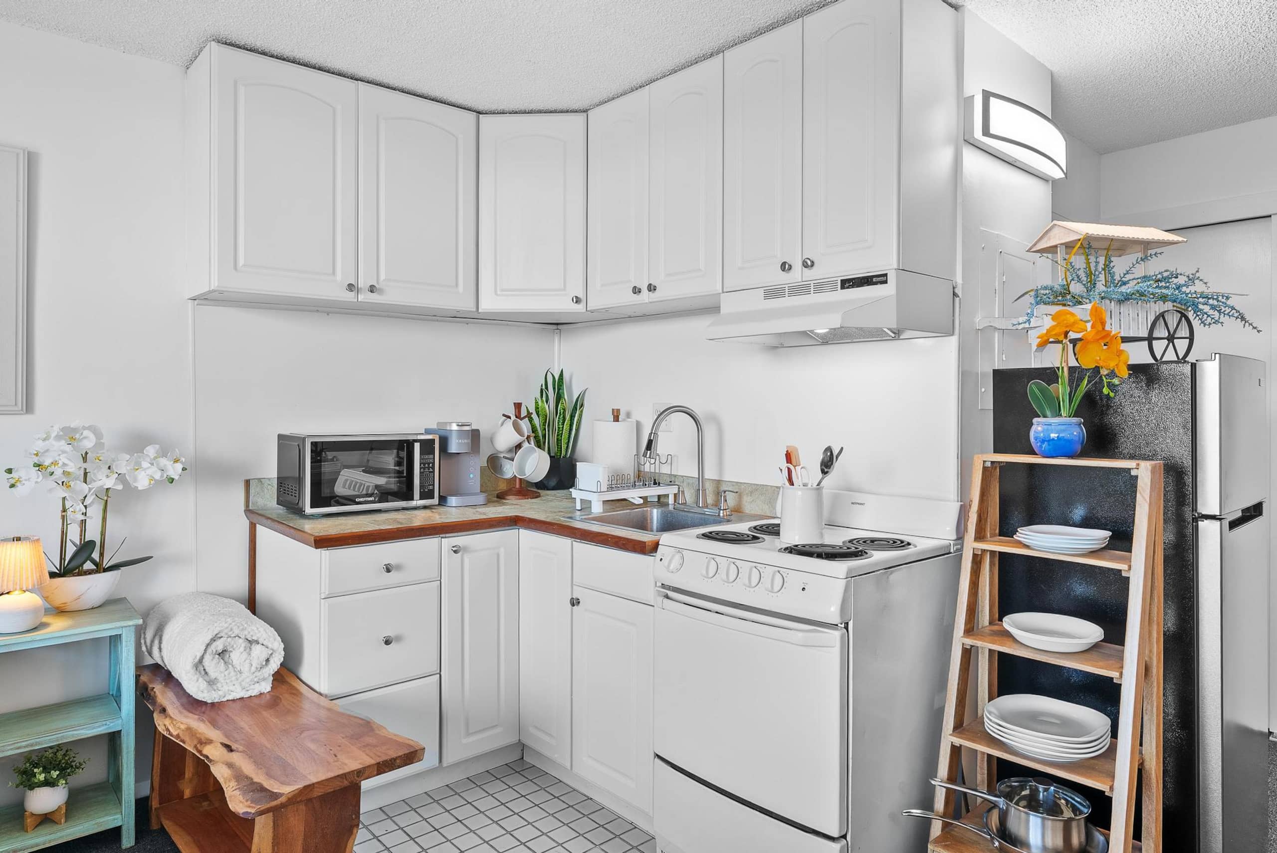 Hilo Lagoon Studio - A/C, Wi-Fi, Pool, Park Views! - Photo 7