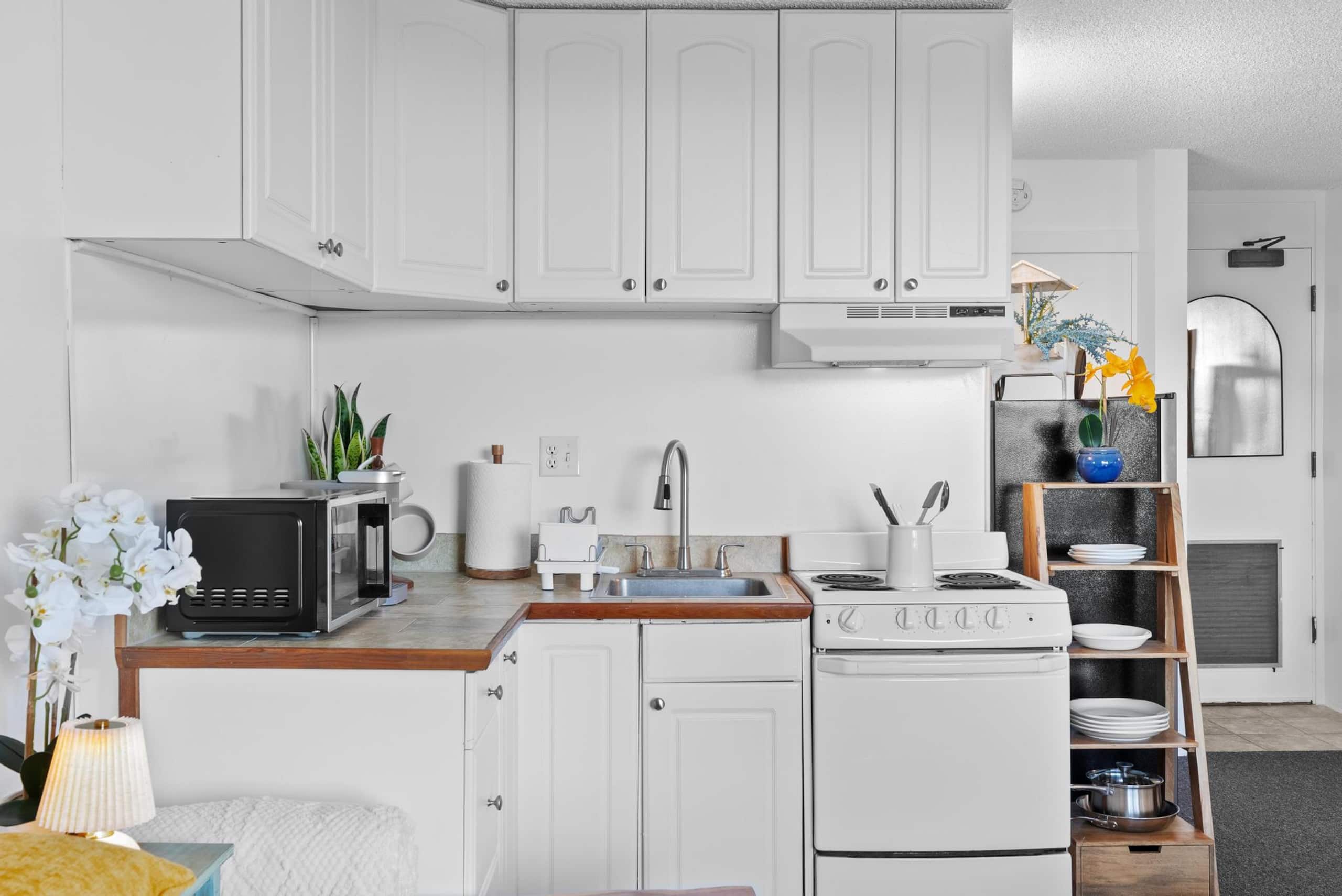 Hilo Lagoon Studio - A/C, Wi-Fi, Pool, Park Views! - Photo 6