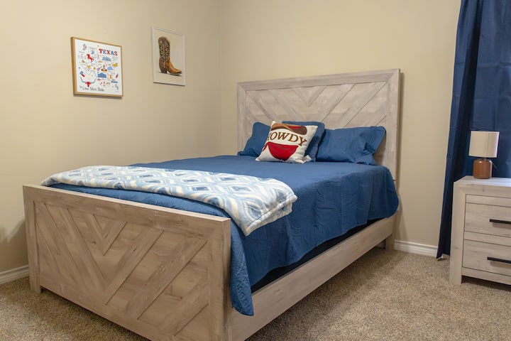 ผ้าปูที่นอนนุ่มๆและความสะดวกสบายในห้องนอนควีนไซส์