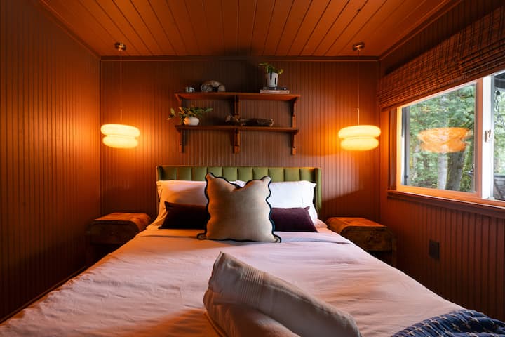 Despiértate con el río Skykomish en esta lujosa habitación con cama tamaño queen, que incluye batas y un televisor para relajarte