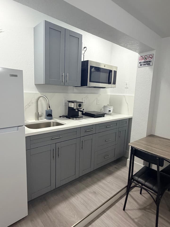Cozy Retreat Near Raymond Stadium. - Tampa, FL