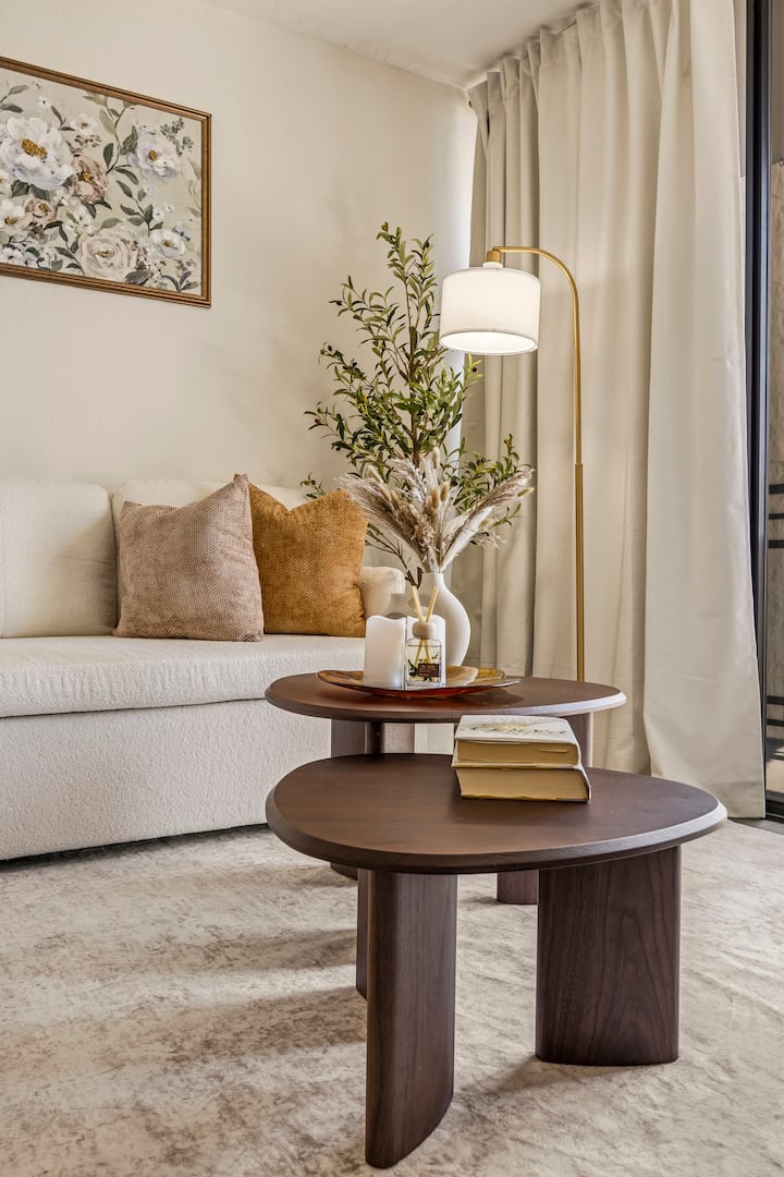 Diseñado pensando en la comodidad y el estilo, este acogedor espacio de descanso cuenta con muebles elegantes, texturas suaves e iluminación cálida, lo que crea el entorno perfecto para relajarse, recargar energías y sentirse como en casa.