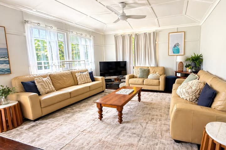 Kings Beach View - Sleeps 9 - Pet Friendly - Caloundra