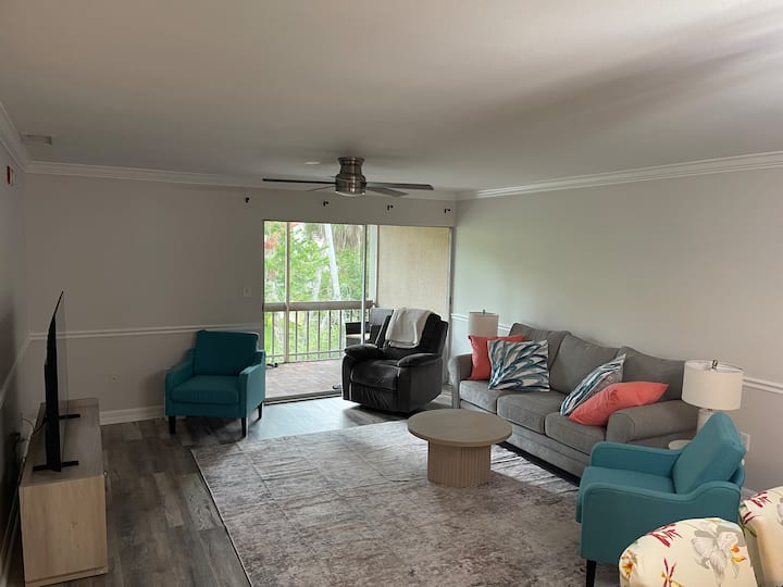 Spacious, Open 2 Bd/2 Ba Minutes From Siesta Key - Sarasota, FL