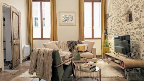 Annonce Airbnb populaire: Explore the Old Town from a Charming, Stone Walled Apartment à Vieux Nice