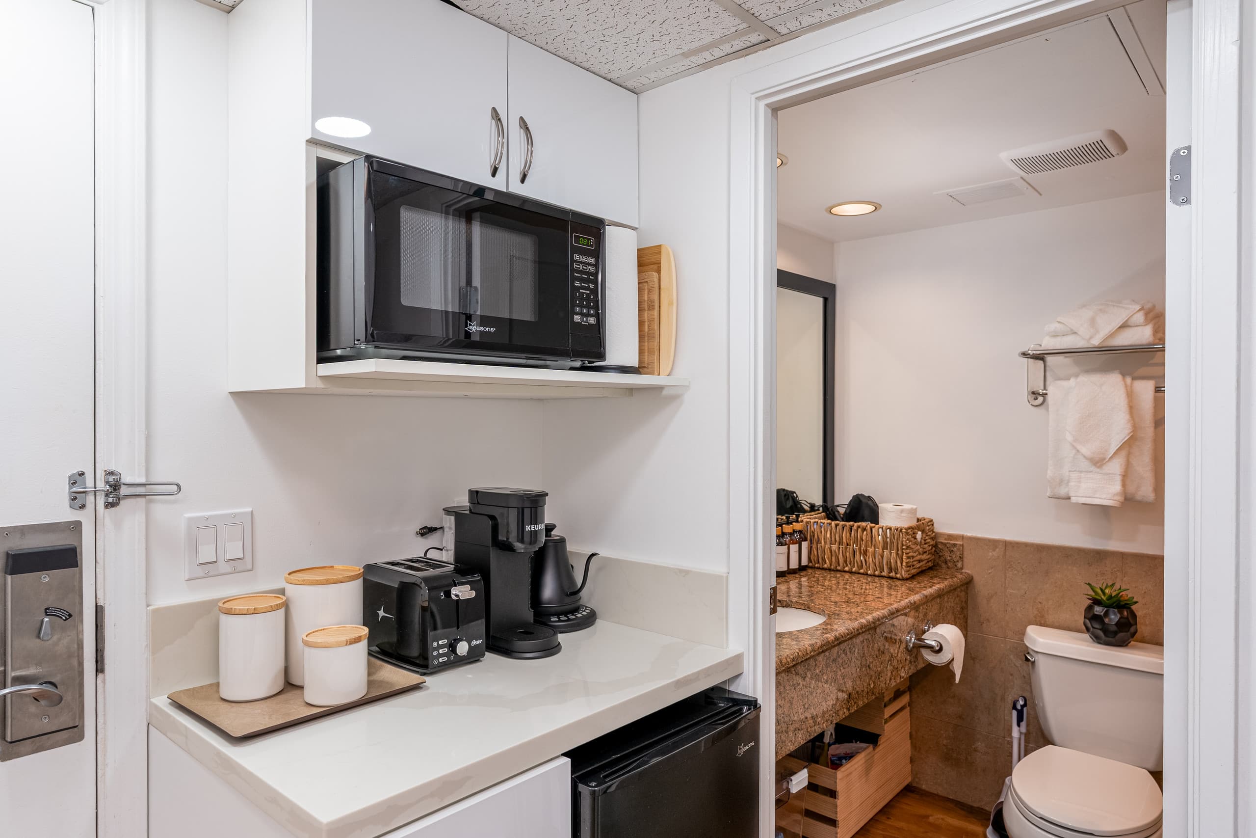 Renovated Studio, Steps to Waikiki Beach, Parking - Image 3