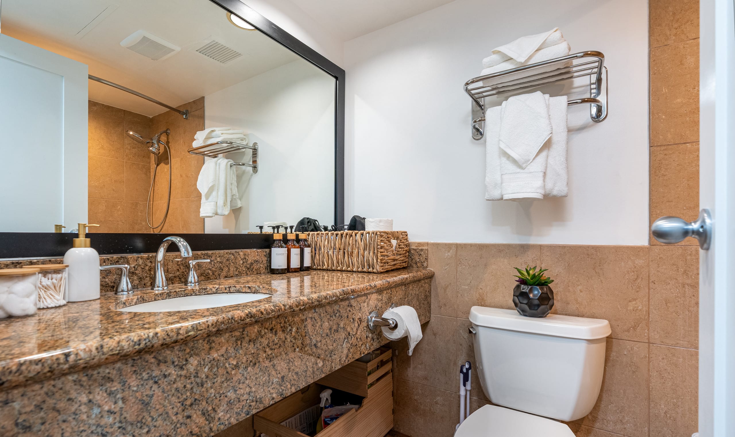 Renovated Studio, Steps to Waikiki Beach, Parking - Image 6