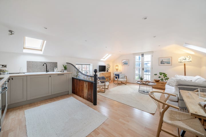 Old Coach House – Serene Seaside Stay With Parking - Swanage