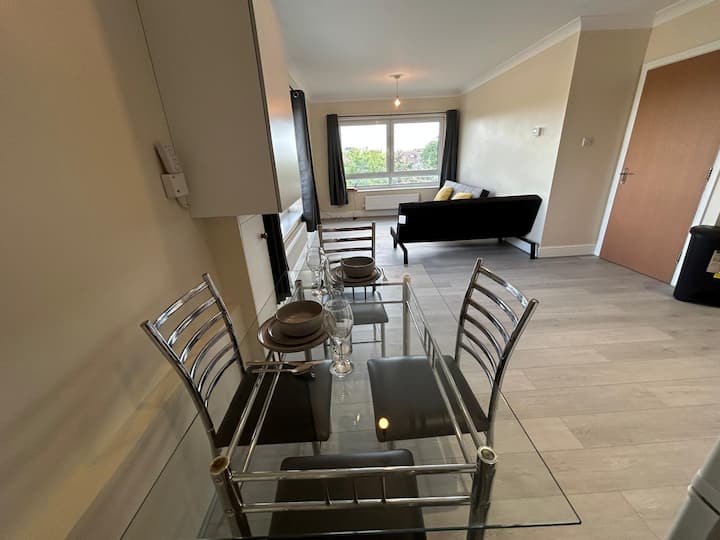 The Panoramic Vista | Top-floor Apartment - Epsom