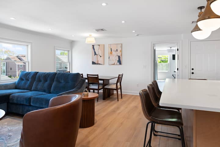 2-bedroom Apt Near Beaches ~ 10 Mins To Airport! - ウォーウィック, RI