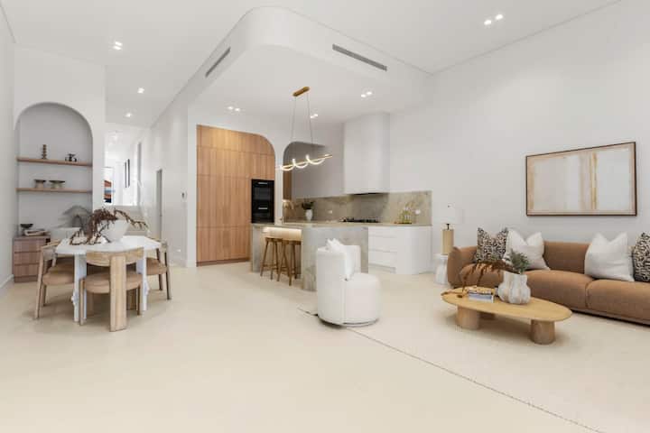 Breathtaking Five Bed + Pet Friendly Family Home - Cronulla
