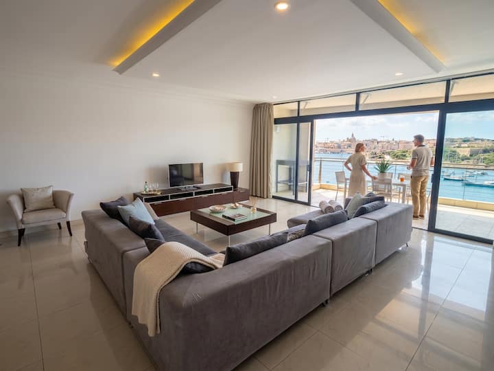 Spacious Seafront With 3br/3ba & Garage - La Valette