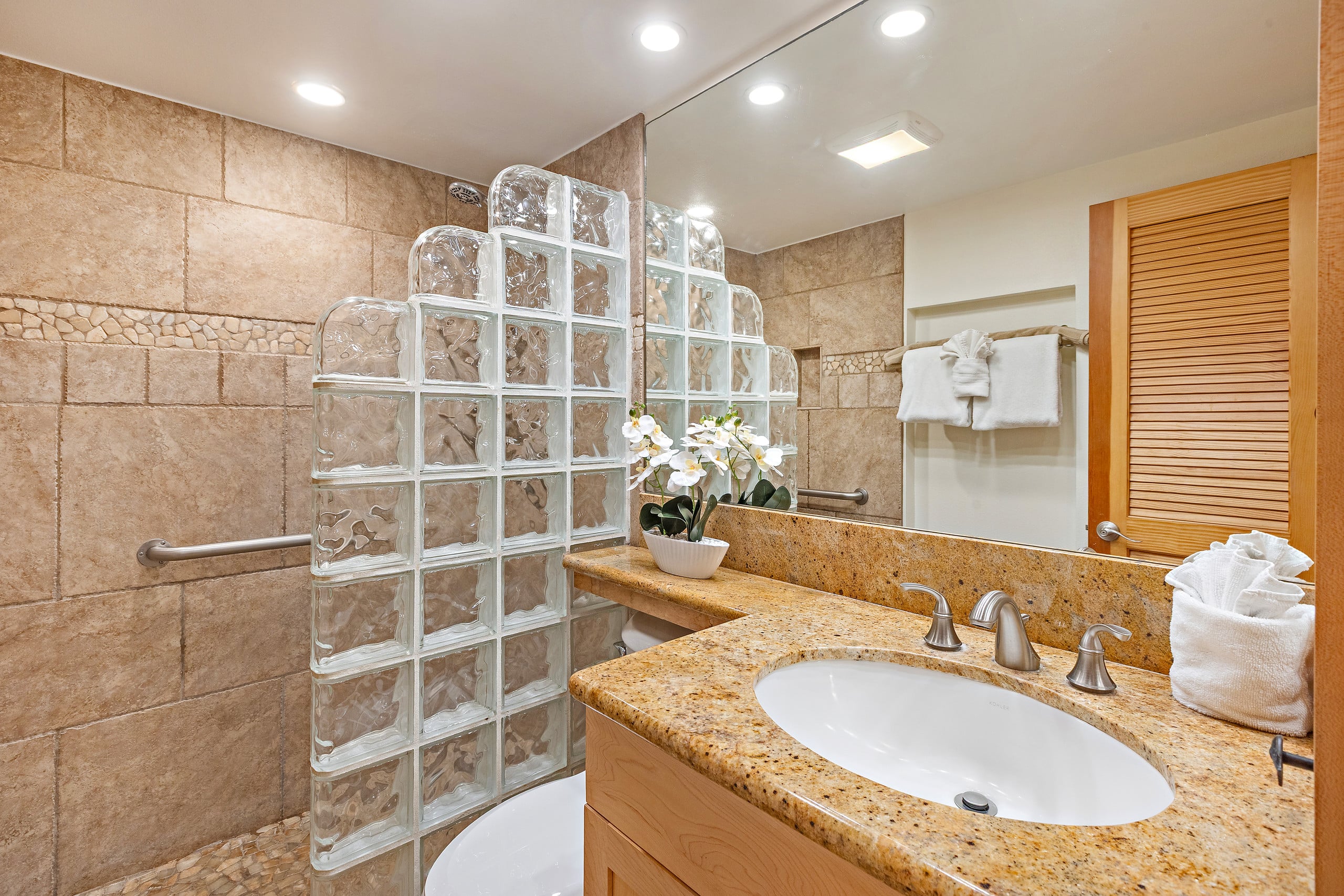 OCEANFRONT Luxury Condo *180° SWEEPING Ocean Views - Image 25