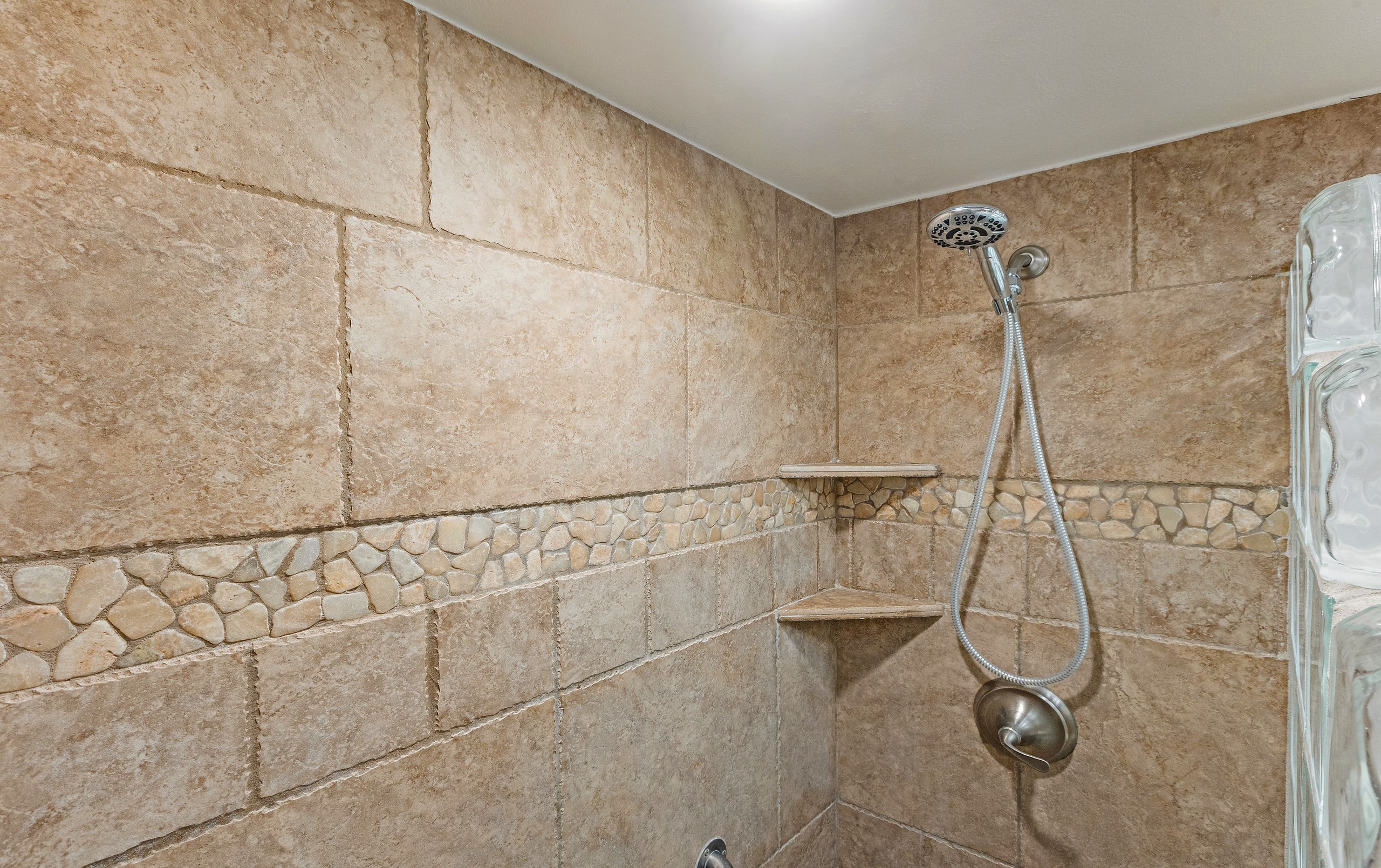 OCEANFRONT Luxury Condo *180° SWEEPING Ocean Views - Image 24