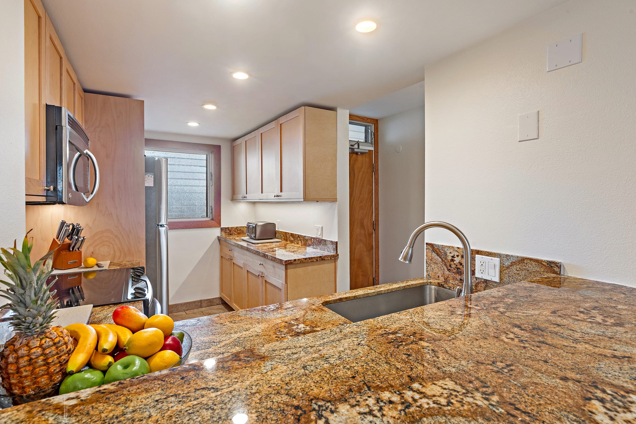 OCEANFRONT Luxury Condo *180° SWEEPING Ocean Views - Image 9