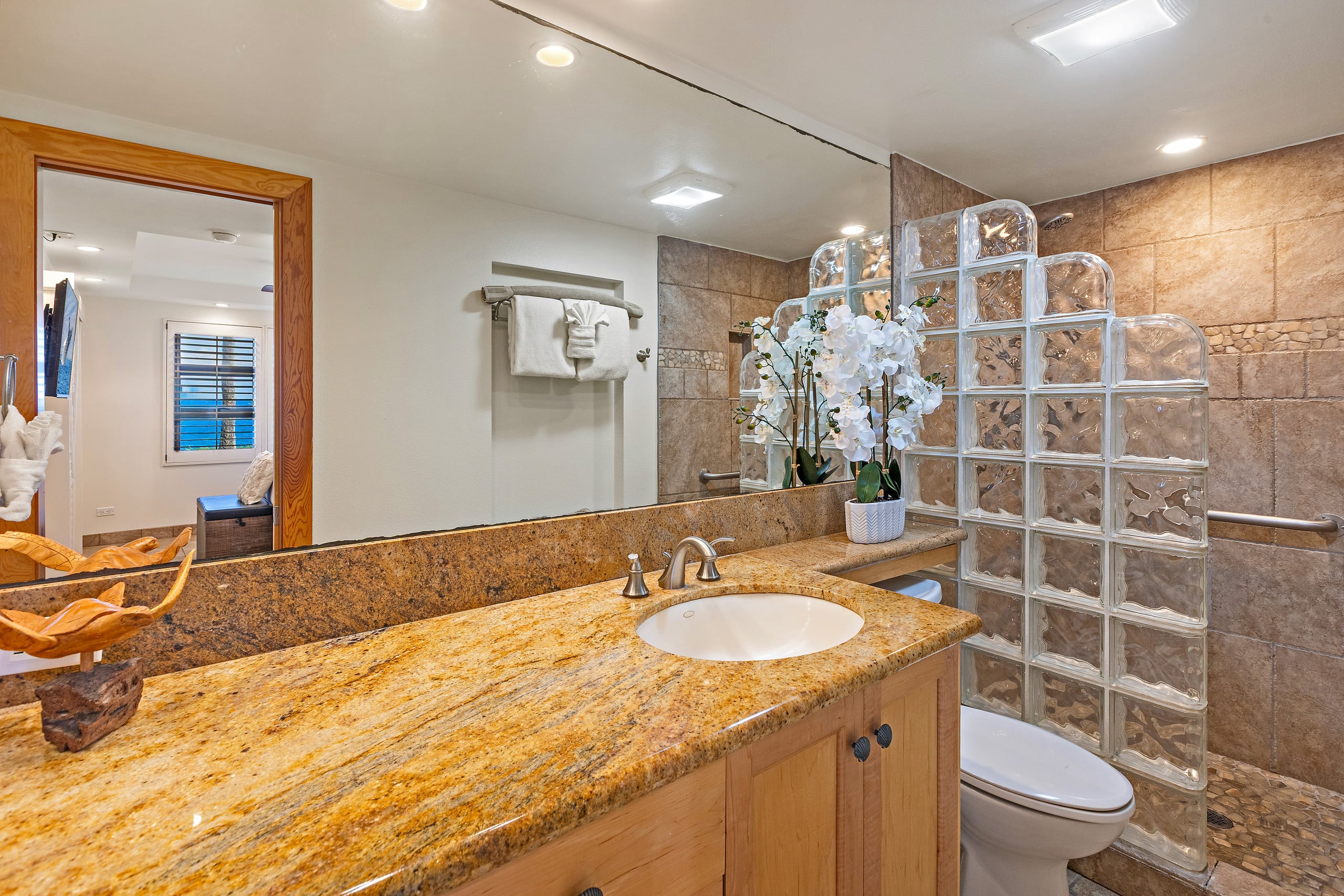 OCEANFRONT Luxury Condo *180° SWEEPING Ocean Views - Image 28