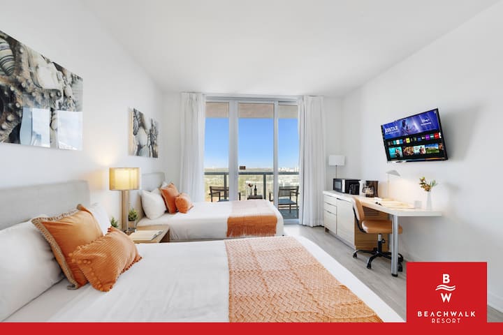 High Floor Studio W/ Resort Pool & Gym - Hallandale Beach, FL