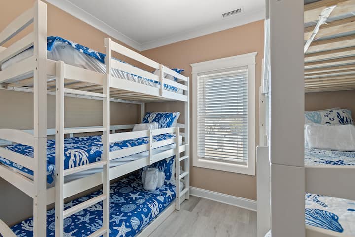 Izba Starfish je určená pre veľké rodiny alebo skupiny a zahŕňa dve trojlôžkové poschodové postele (celkovo 6 samostatných postelí).