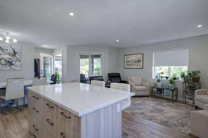 Warm And Spacious Basement Suite Near Big White - Kelowna