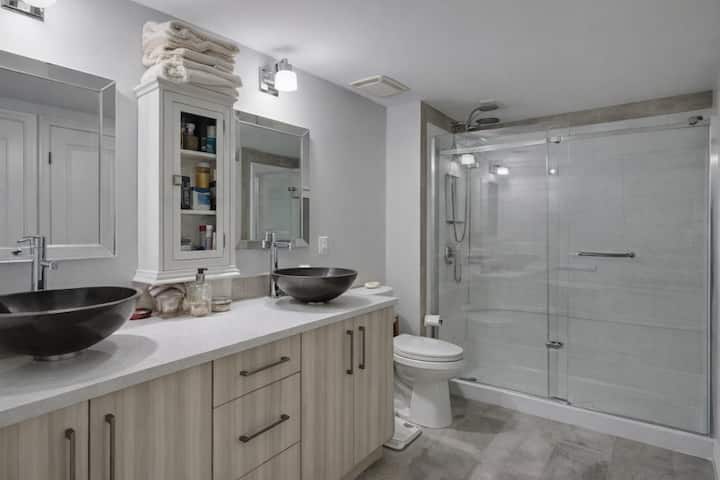 Warm And Spacious Basement Suite Near Big White - Kelowna
