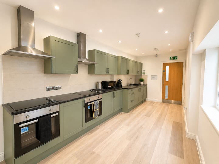 Single Room With Private Bathroom • Free Parking - Leicester