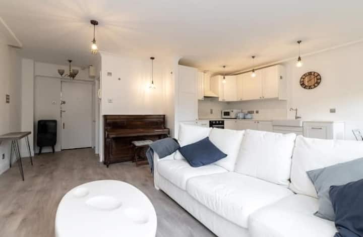 Bright Dublin Riverside Apartment Near Smithfield - Dublin Airport (DUB)