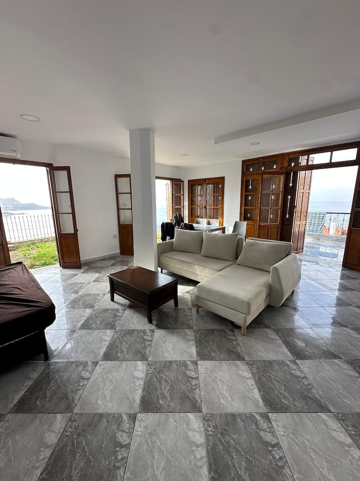 Villa R+2 Avec Piscine Privée Et Accès à La Plage - Algérie