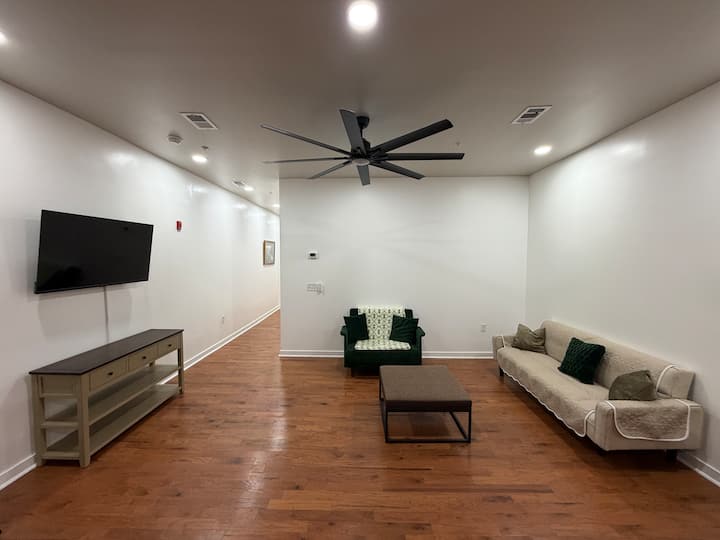 Modern First Floor Apt Near Ppl Center - Allentown, PA