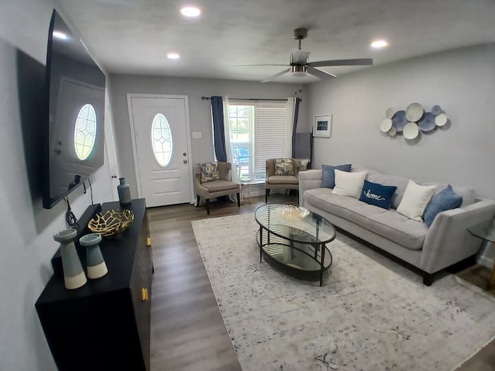 Cozy 3 Bedroom/2 Bath House In Garland - Garland, TX