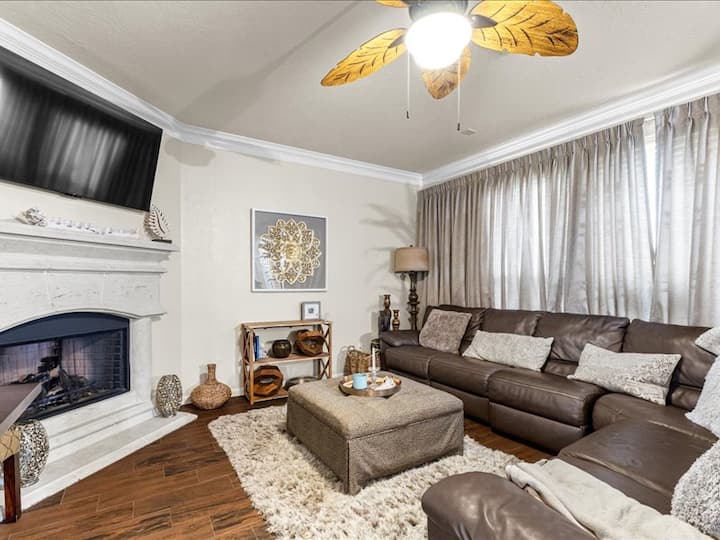 Stylish 4br Home + Private Pool - Brazos Bend State Park, Needville