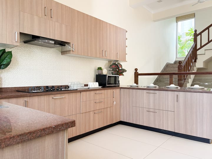 Full kitchen image 2
