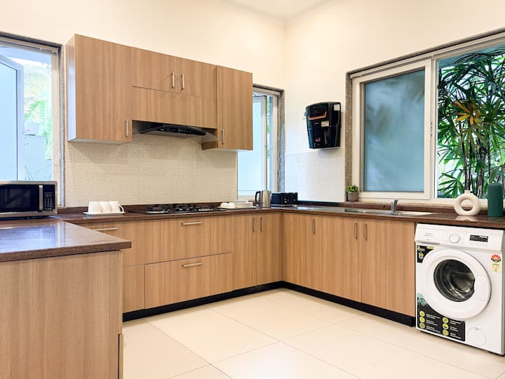 Full kitchen image 1