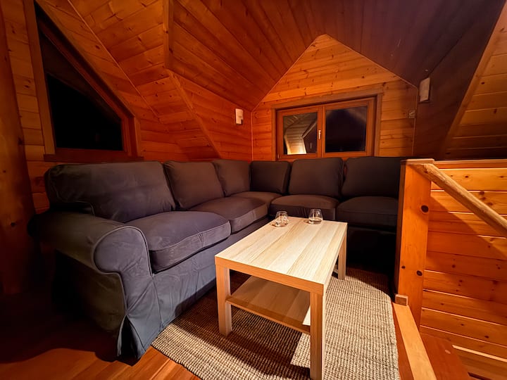 Private 8-acre Log Cabin Near
Ocean & Fulford - Salt Spring Island