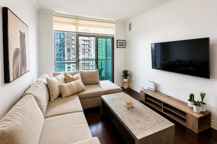 Lake + Cn Views | Prime Downtown Spot + Parking - Toronto