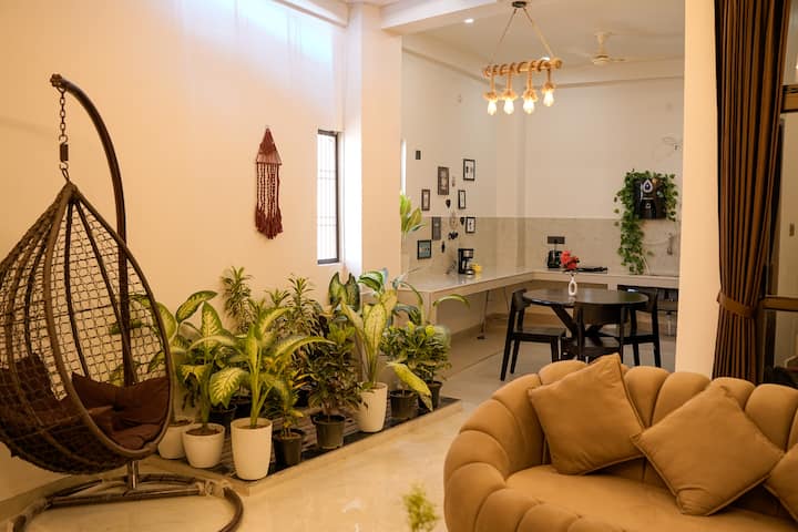 Boho & Beige Retreat: Premium Boutique 2 Bhk - ワーラーナシー