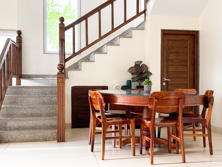 Dining area image 1